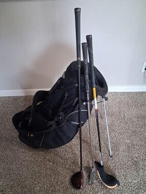 Wilson Stand Golf Bag w/ 3 Clubs Driver Iron Hybrid Rain Cover Excellent Cond